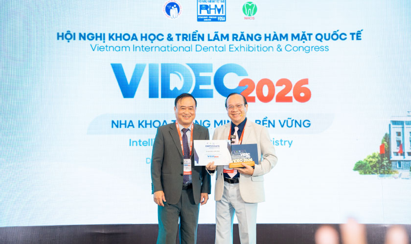 Ts.Bs Võ Văn Nhân giới thiệu robot cấy ghép implant tự động tại VIDEC 2026 Hình: Ts.Bs Võ Văn Nhân giới thiệu robot cấy ghép implant tự động tại VIDEC 2026